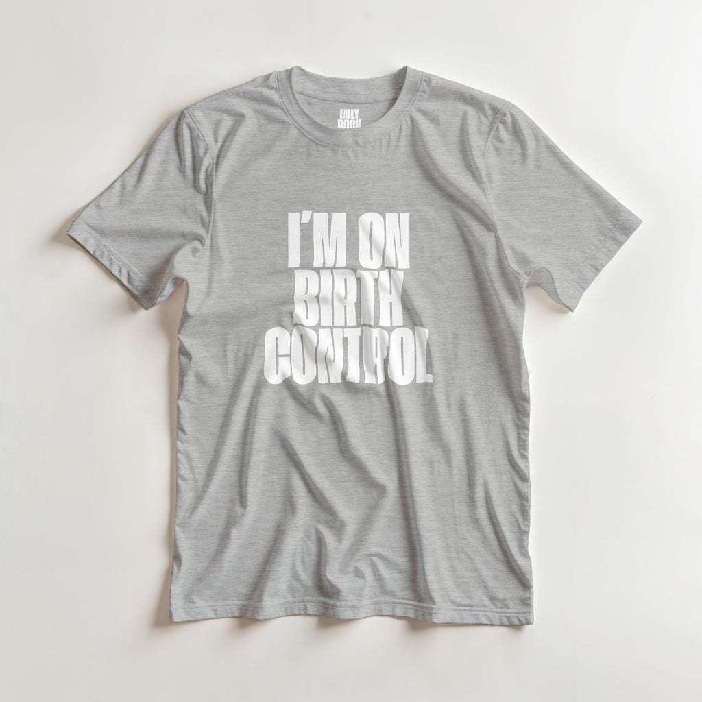 T-Shirt "I´M ON BIRTH CONTROL" aus 100% Baumwolle (Verschiedene Farben)