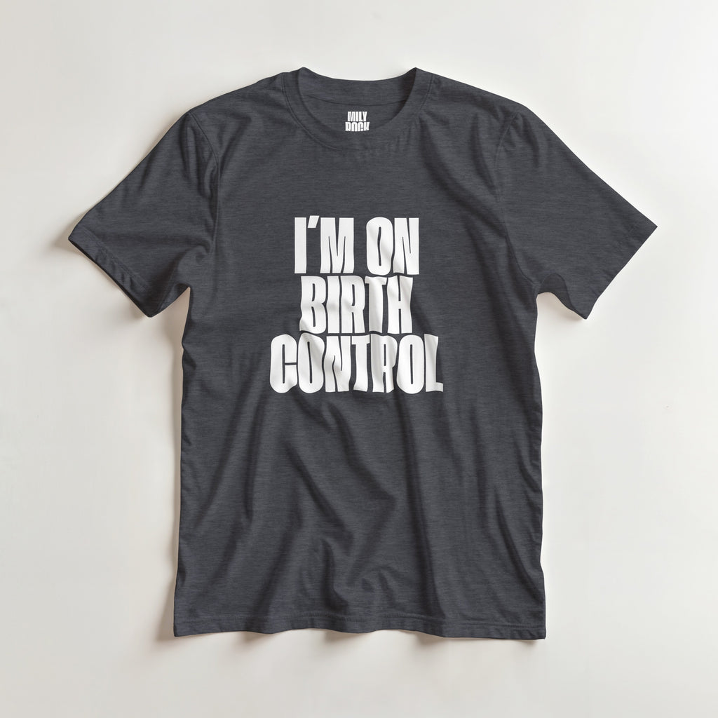 T-Shirt "I´M ON BIRTH CONTROL" aus 100% Baumwolle (Verschiedene Farben)