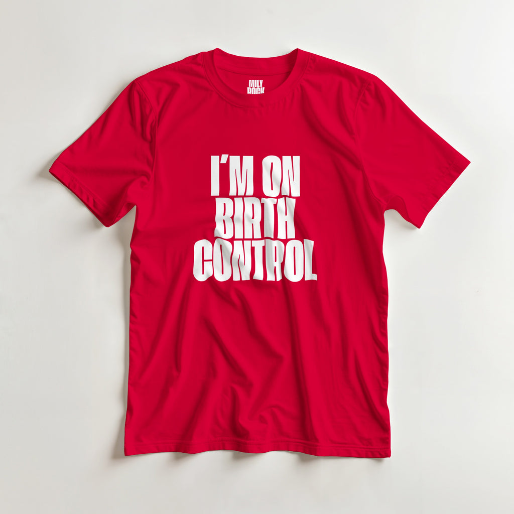 T-Shirt "I´M ON BIRTH CONTROL" aus 100% Baumwolle (Verschiedene Farben)