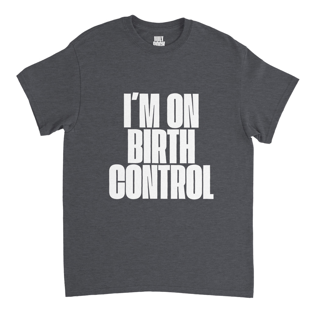 T-Shirt "I´M ON BIRTH CONTROL" aus 100% Baumwolle (Verschiedene Farben)